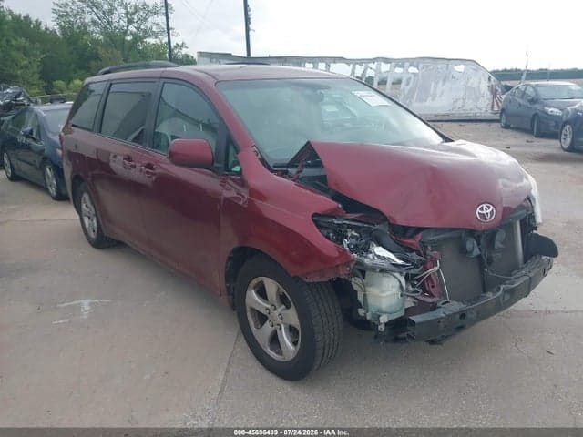2017 TOYOTA SIENNA LE 8 PASSENGER 1