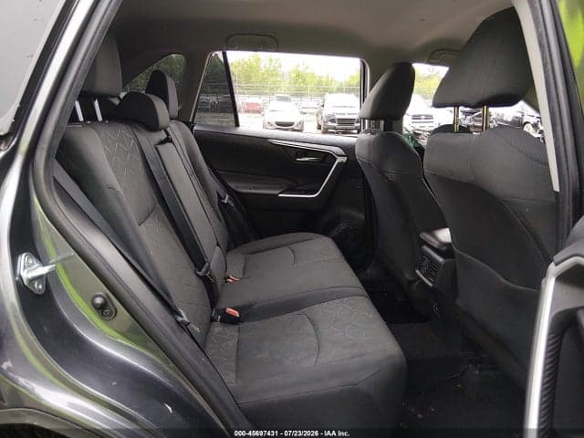2021 TOYOTA RAV4 XLE 8