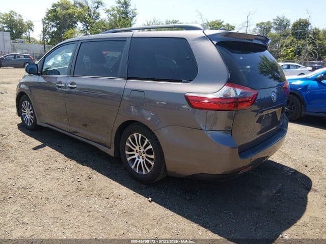 2020 TOYOTA SIENNA XLE 3