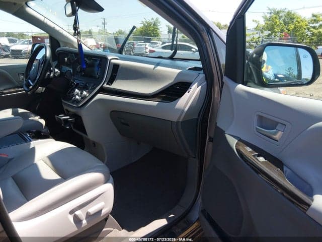2020 TOYOTA SIENNA XLE 5