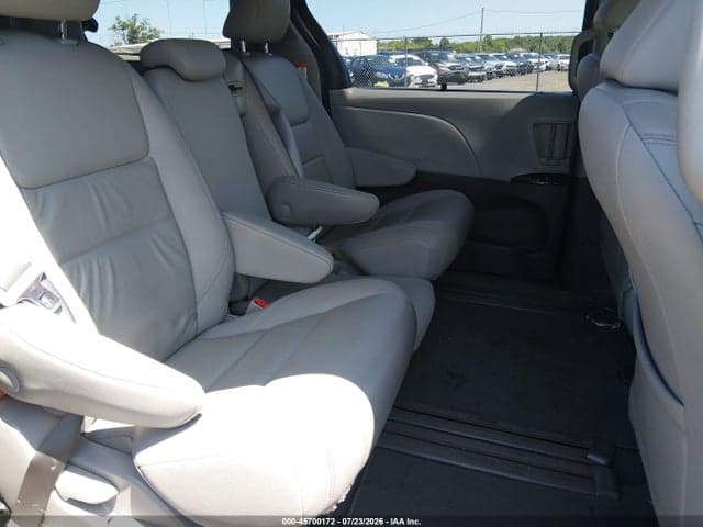 2020 TOYOTA SIENNA XLE 8