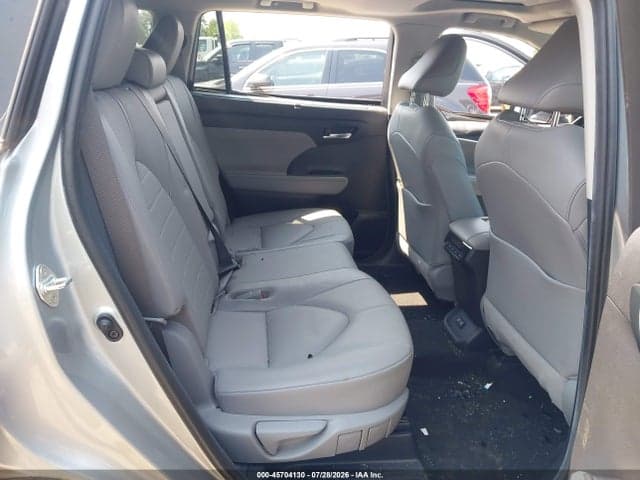 2020 TOYOTA HIGHLANDER XLE 8