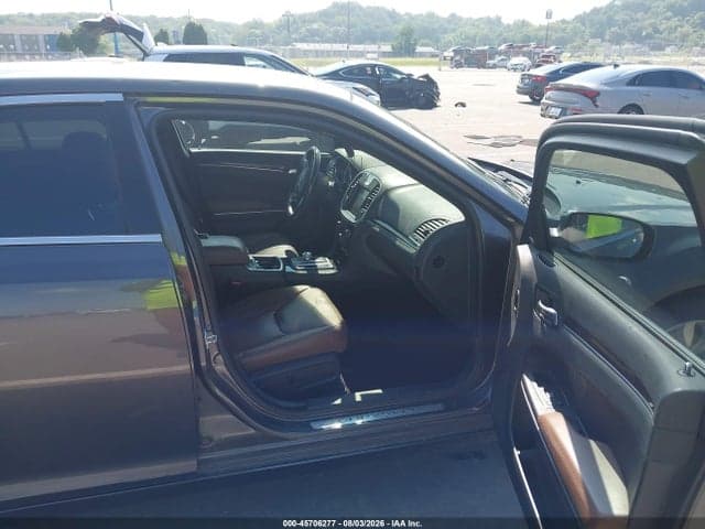2019 CHRYSLER 300 LIMITED 6