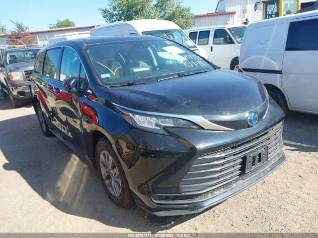 2023 TOYOTA SIENNA LE 1