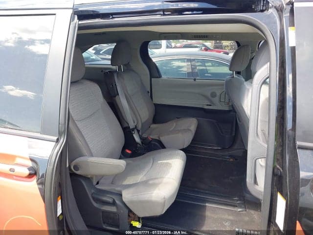 2023 TOYOTA SIENNA LE 8