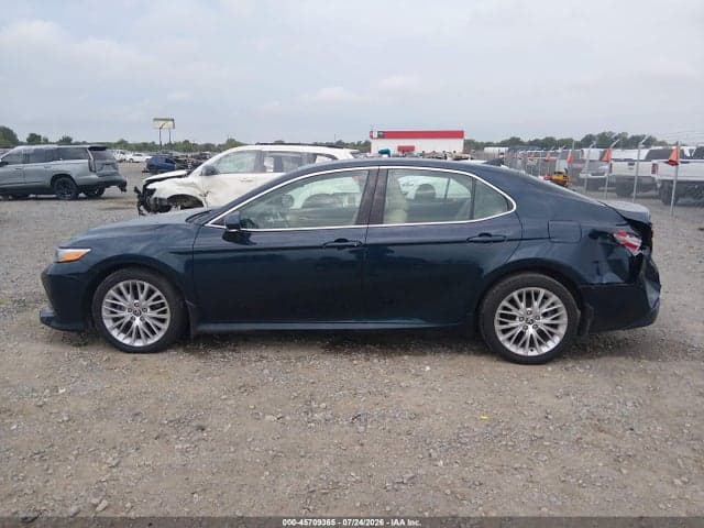 2020 TOYOTA CAMRY XLE 14