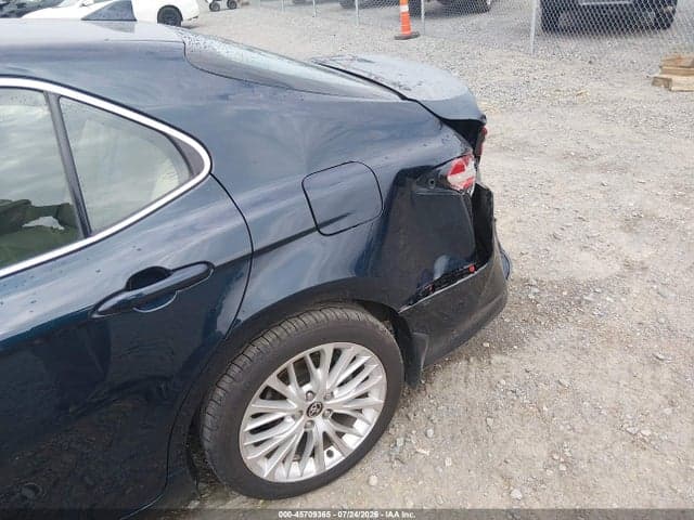2020 TOYOTA CAMRY XLE 17
