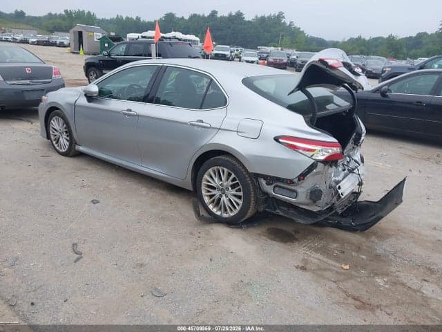 2018 TOYOTA CAMRY XLE 3