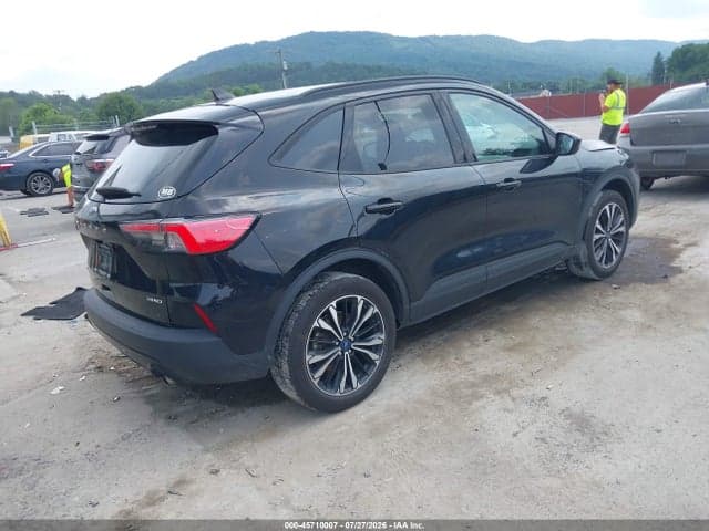 2021 FORD ESCAPE SE 4