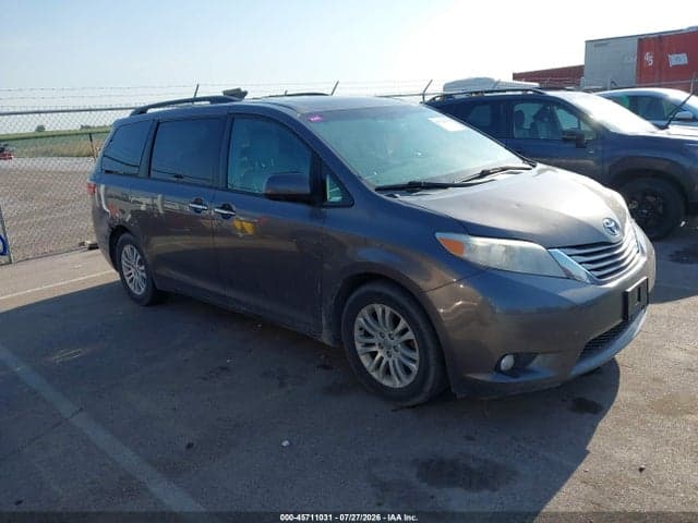 2017 TOYOTA SIENNA XLE 8 PASSENGER 1