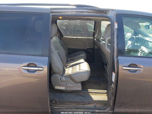 2017 TOYOTA SIENNA XLE 8 PASSENGER 8