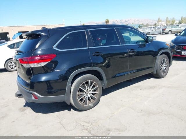 2017 TOYOTA HIGHLANDER SE 4