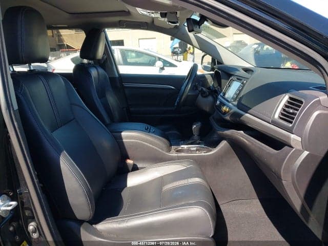 2017 TOYOTA HIGHLANDER SE 5