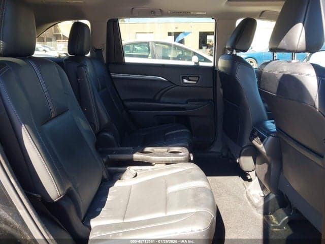 2017 TOYOTA HIGHLANDER SE 8