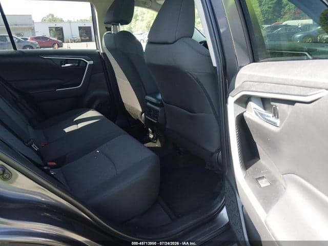 2022 TOYOTA RAV4 XLE 8