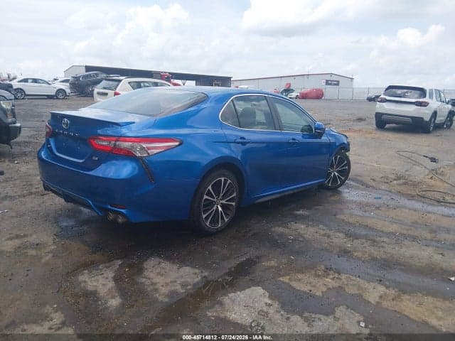 2018 TOYOTA CAMRY SE 4