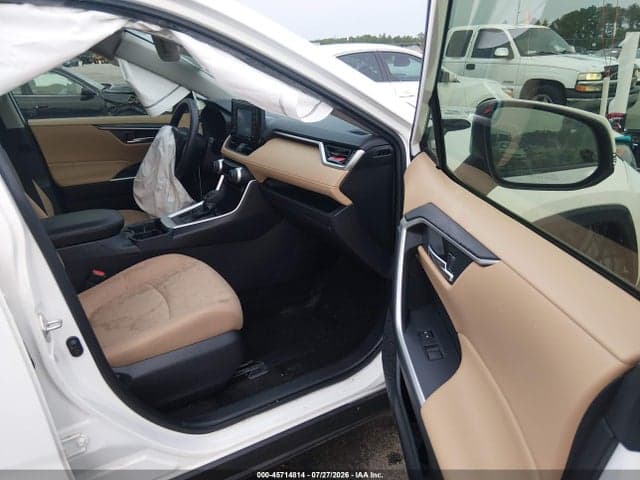 2020 TOYOTA RAV4 XLE 5