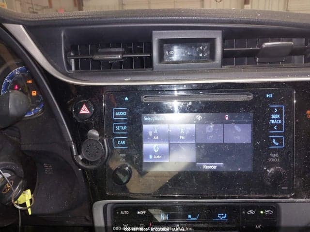 2017 TOYOTA COROLLA LE 18