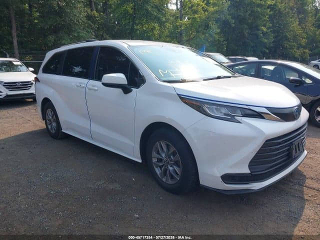 2022 TOYOTA SIENNA LE 1