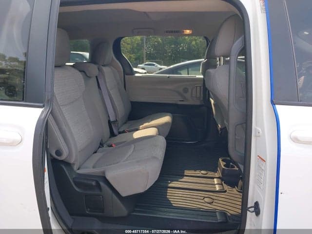 2022 TOYOTA SIENNA LE 8