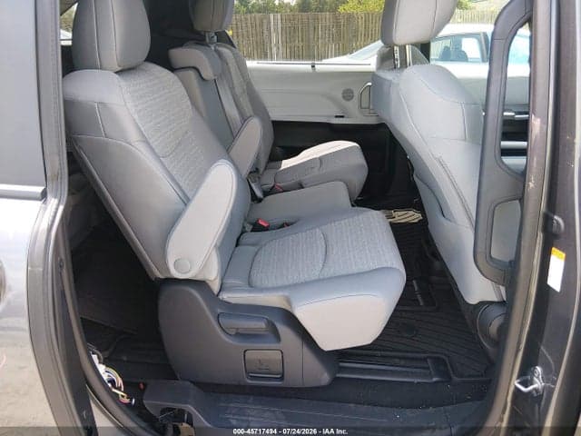2025 TOYOTA SIENNA LE 8