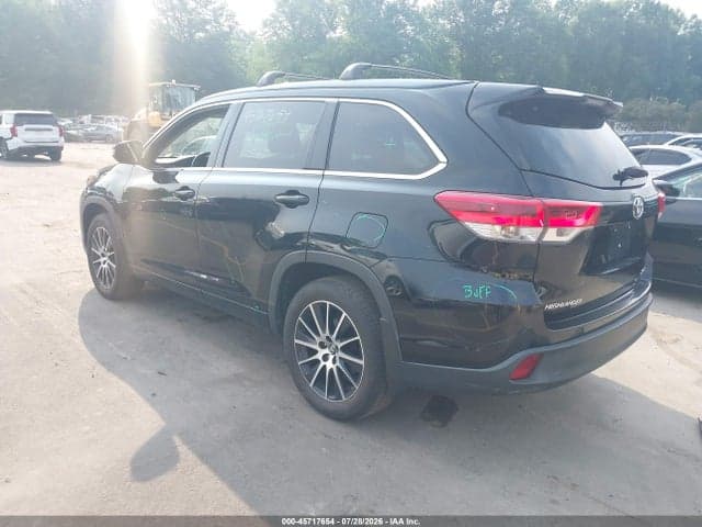 2017 TOYOTA HIGHLANDER SE 3