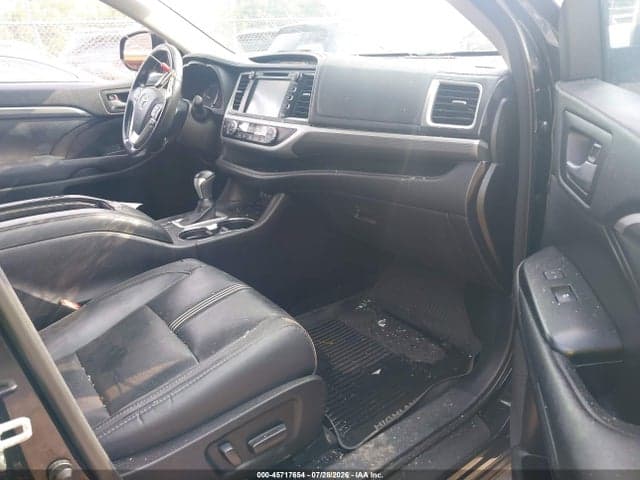 2017 TOYOTA HIGHLANDER SE 5