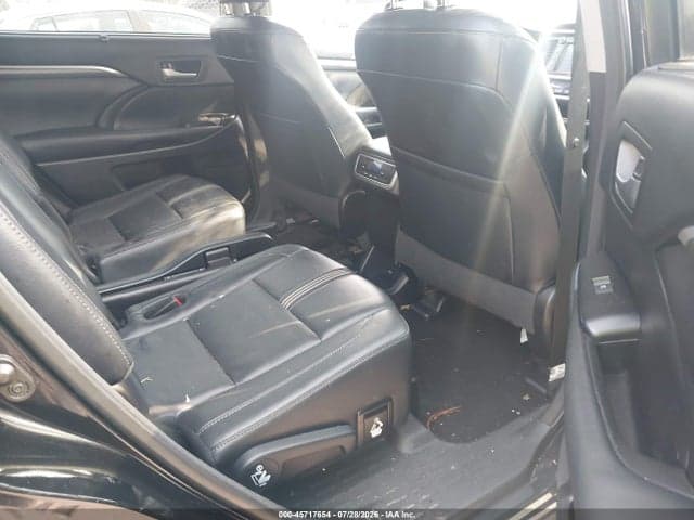 2017 TOYOTA HIGHLANDER SE 8
