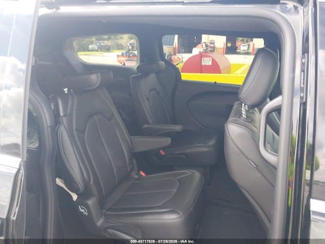 2027 CHRYSLER PACIFICA 8