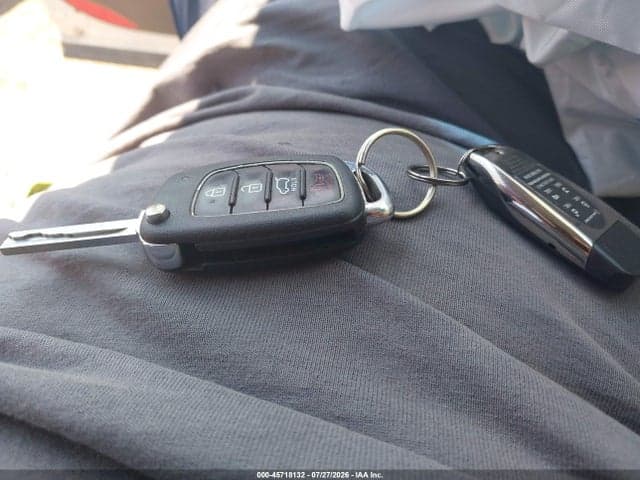 2017 HYUNDAI SANTA FE SE 11