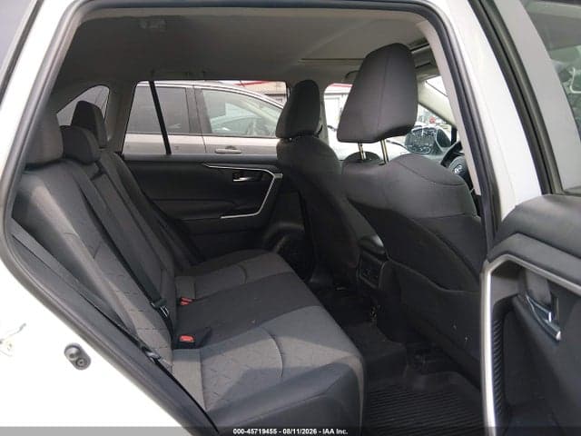 2021 TOYOTA RAV4 XLE 8