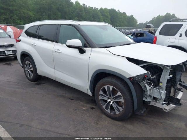 2022 TOYOTA HIGHLANDER XLE 1