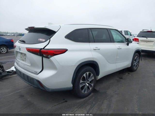 2022 TOYOTA HIGHLANDER XLE 4