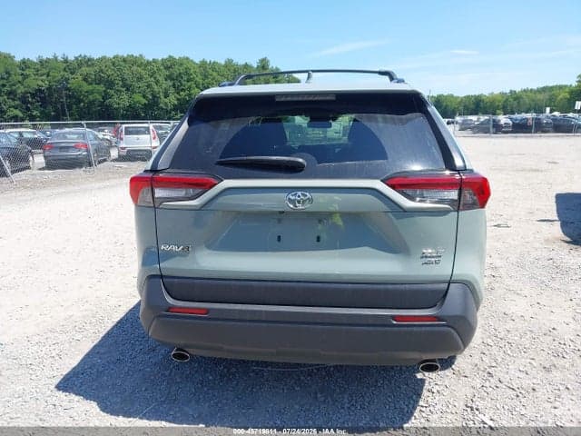 2021 TOYOTA RAV4 XLE 16
