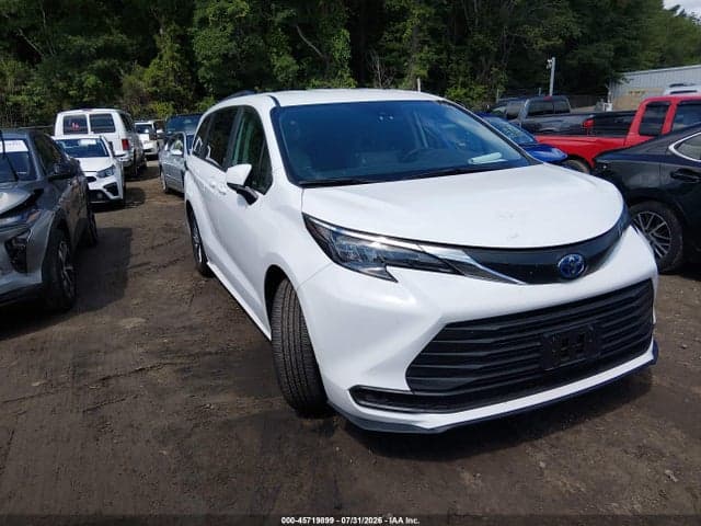 2024 TOYOTA SIENNA LE 1