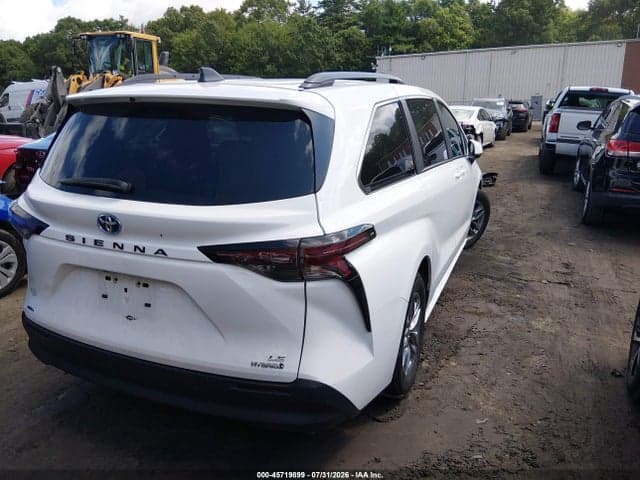 2024 TOYOTA SIENNA LE 4
