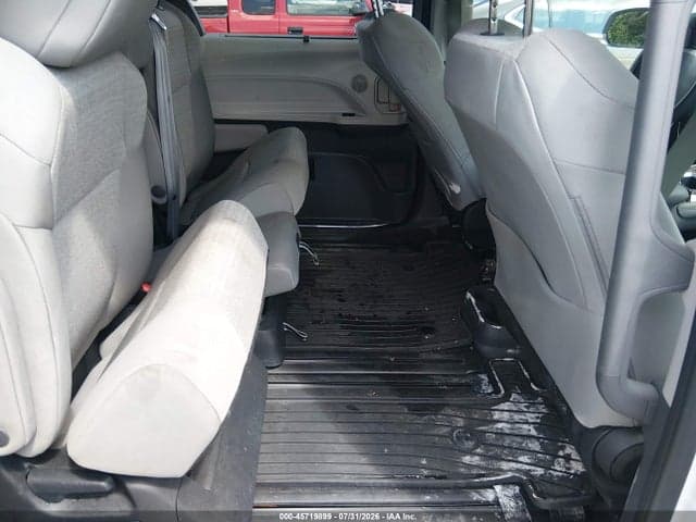 2024 TOYOTA SIENNA LE 8