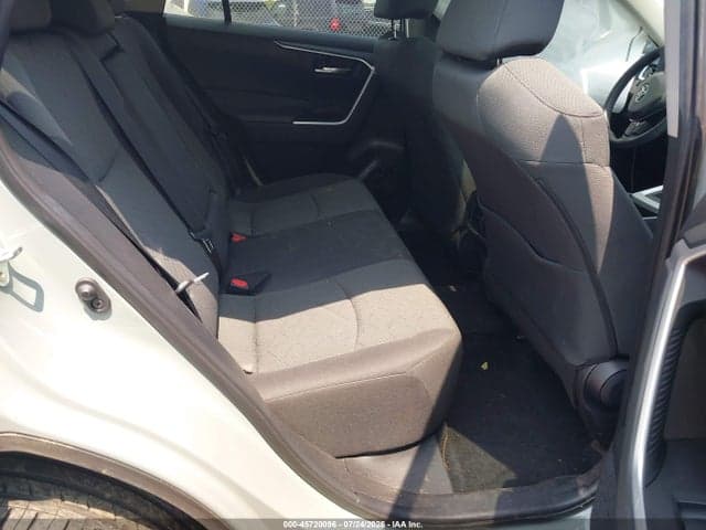 2021 TOYOTA RAV4 XLE 8