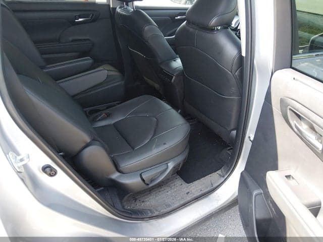 2025 TOYOTA HIGHLANDER XLE 8