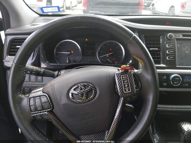 2017 TOYOTA HIGHLANDER SE 11