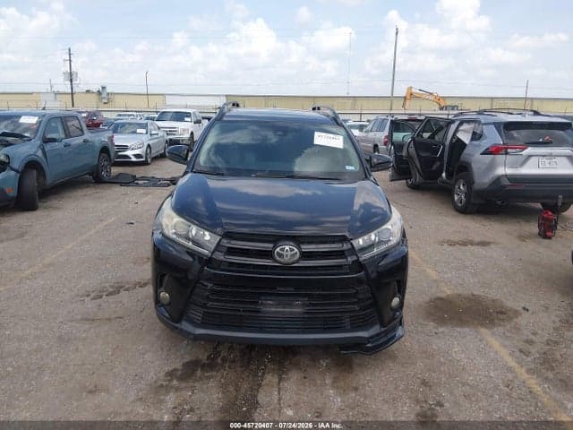 2017 TOYOTA HIGHLANDER SE 12