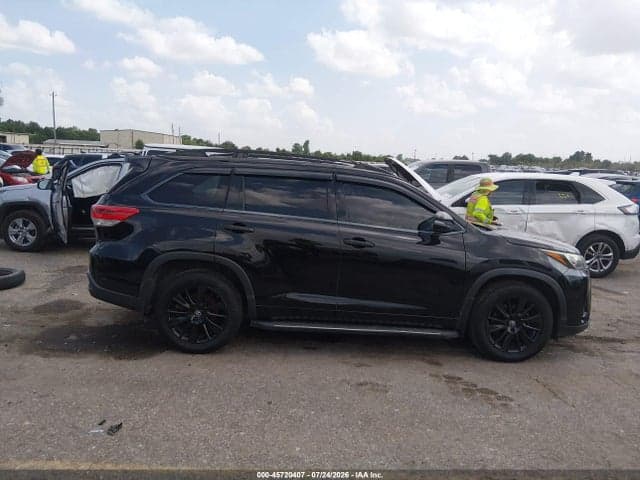 2017 TOYOTA HIGHLANDER SE 13