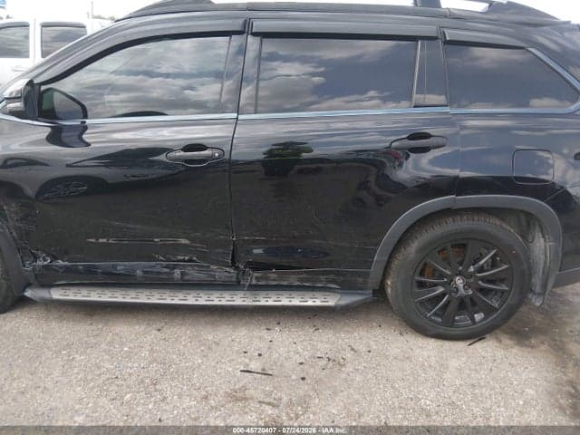 2017 TOYOTA HIGHLANDER SE 18