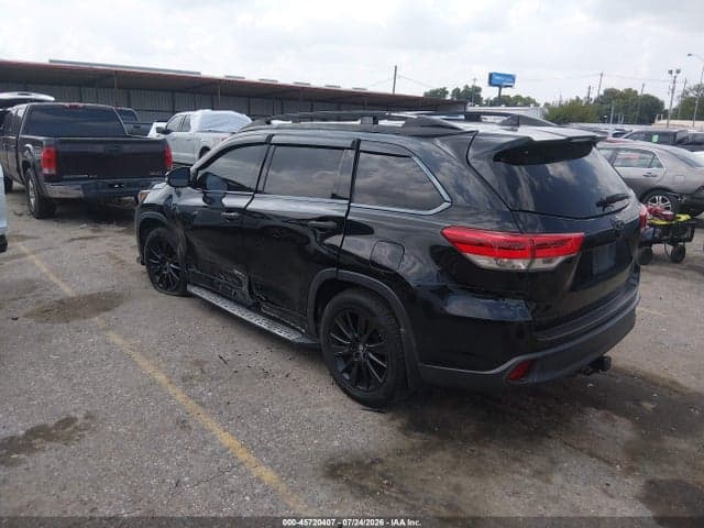 2017 TOYOTA HIGHLANDER SE 3