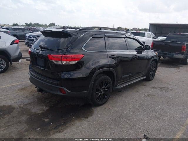 2017 TOYOTA HIGHLANDER SE 4