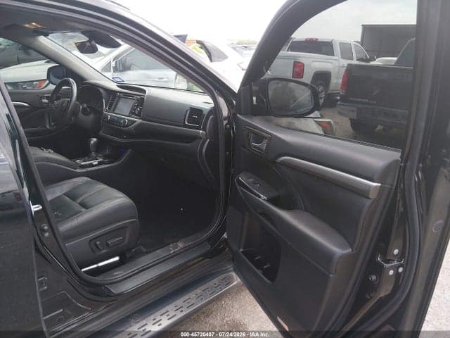 2017 TOYOTA HIGHLANDER SE 5