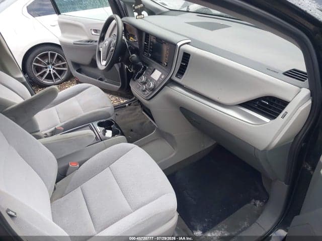 2020 TOYOTA SIENNA LE 5