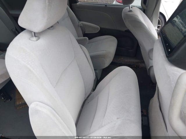 2020 TOYOTA SIENNA LE 8