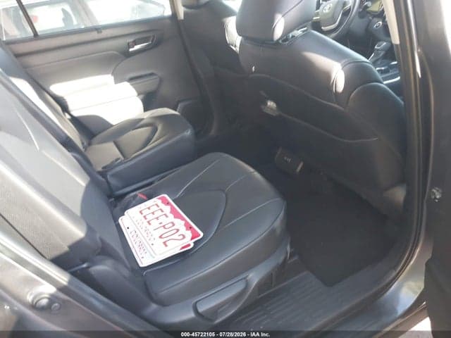 2025 TOYOTA HIGHLANDER XLE 8