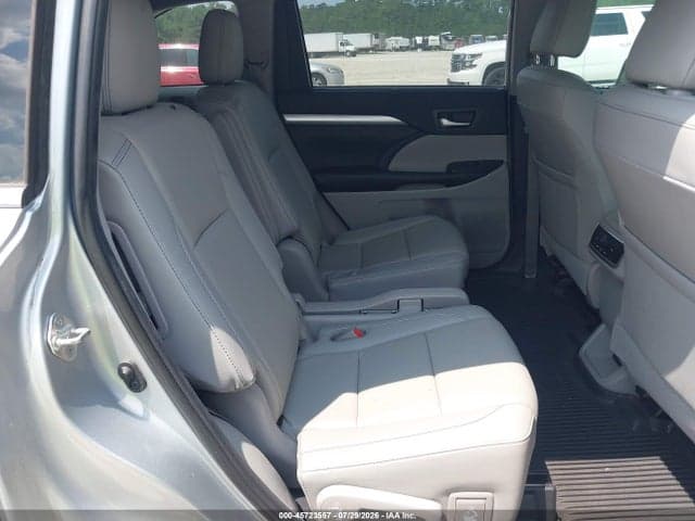 2019 TOYOTA HIGHLANDER XLE 8